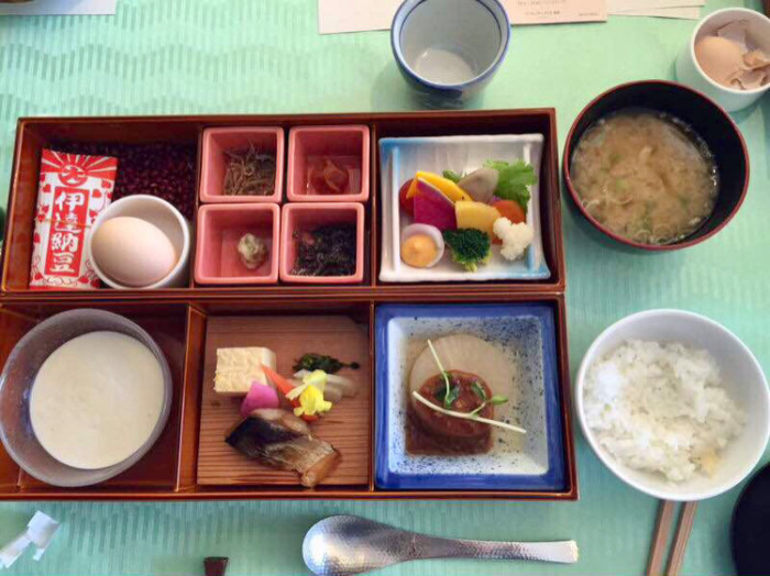 出国旅游时,你会为了猎奇吃当地菜,还是为了保险吃中餐?