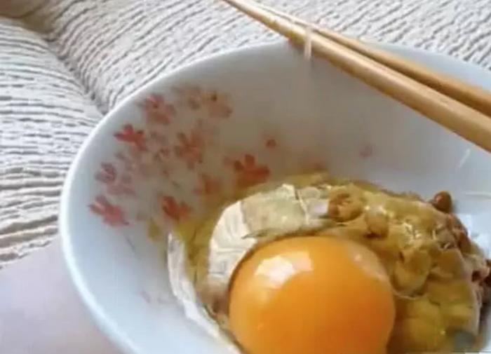 男子试吃日本人最喜欢吃的生鸡蛋纳豆拌饭,尝了一口后不敢吃了